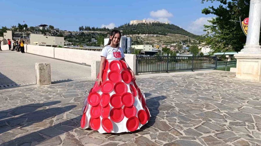 Atıklardan Kıyafetler Tasarlandı, Tarihi Köprüde Defile Yapıldı