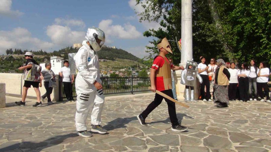 Atıklardan Kıyafetler Tasarlandı, Tarihi Köprüde Defile Yapıldı