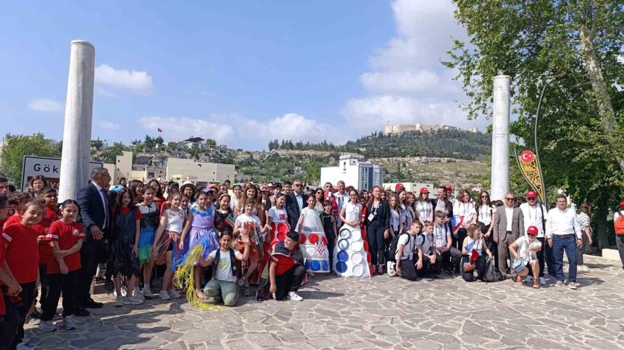 Atıklardan Kıyafetler Tasarlandı, Tarihi Köprüde Defile Yapıldı