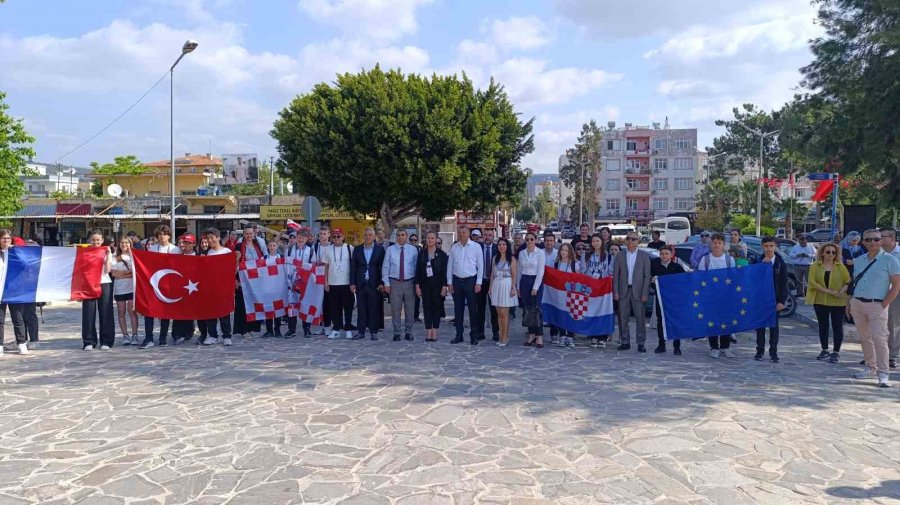 Atıklardan Kıyafetler Tasarlandı, Tarihi Köprüde Defile Yapıldı