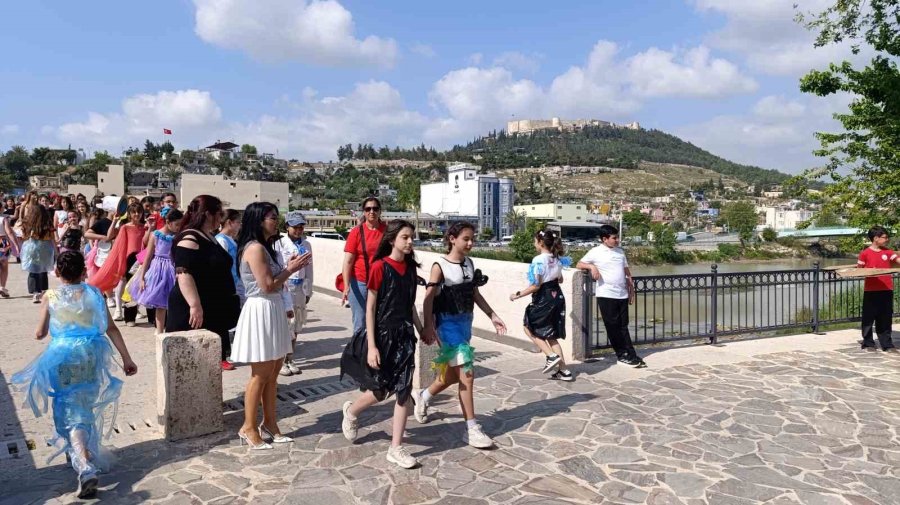 Atıklardan Kıyafetler Tasarlandı, Tarihi Köprüde Defile Yapıldı