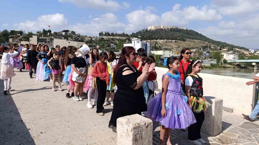 Atıklardan Kıyafetler Tasarlandı, Tarihi Köprüde Defile Yapıldı