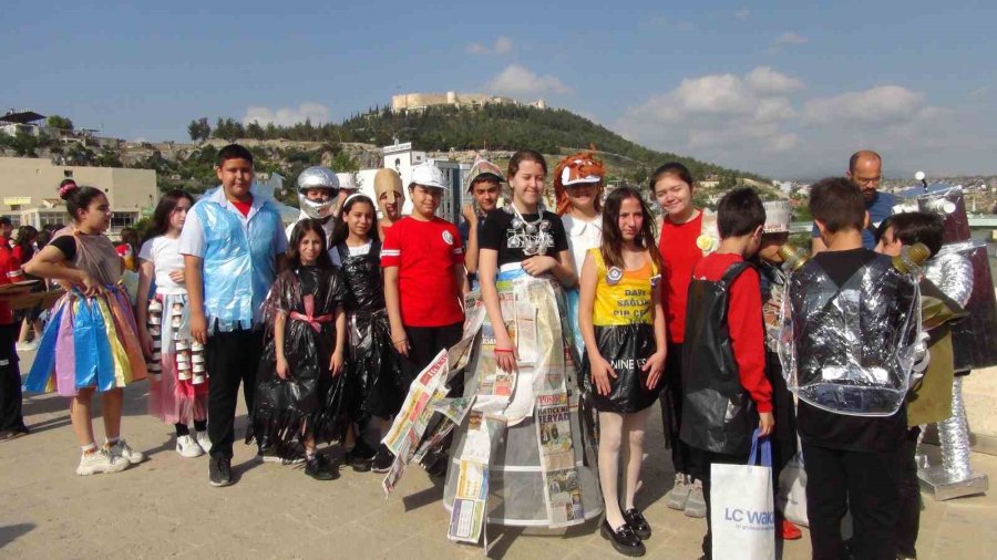 Atıklardan Kıyafetler Tasarlandı, Tarihi Köprüde Defile Yapıldı