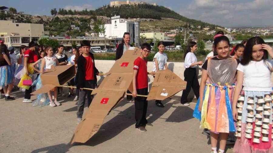 Atıklardan Kıyafetler Tasarlandı, Tarihi Köprüde Defile Yapıldı