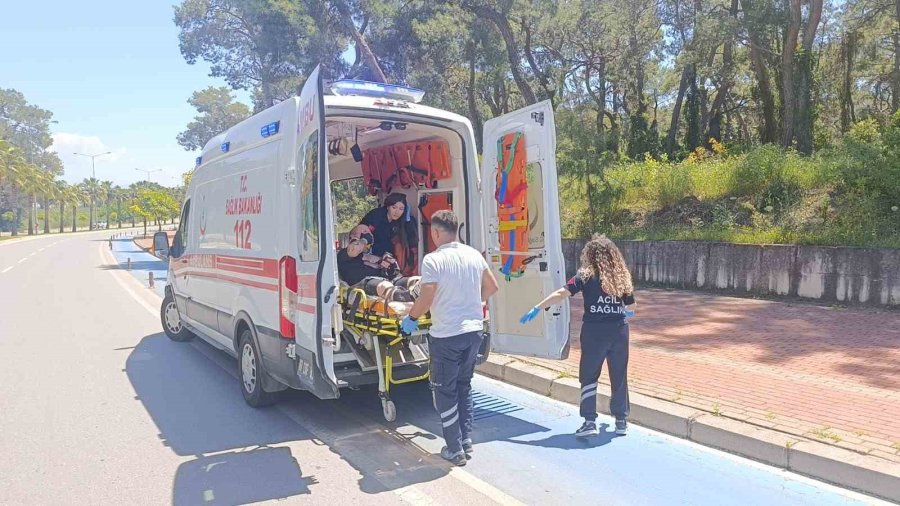 Bisiklet Yoluna Park Eden Otomobile Bisiklet Çarptı, Norveçli Turist Yaralandı