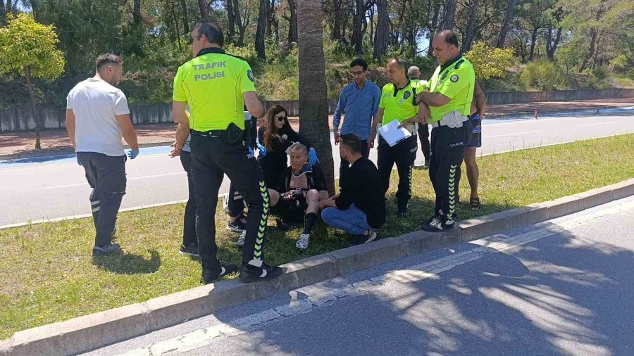 Bisiklet Yoluna Park Eden Otomobile Bisiklet Çarptı, Norveçli Turist Yaralandı