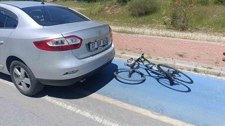 Bisiklet Yoluna Park Eden Otomobile Bisiklet Çarptı, Norveçli Turist Yaralandı