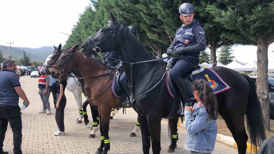 Yunus’un Diyarına Gelen Atlı Jandarmalar, Vatandaşların İlgisini Topladı