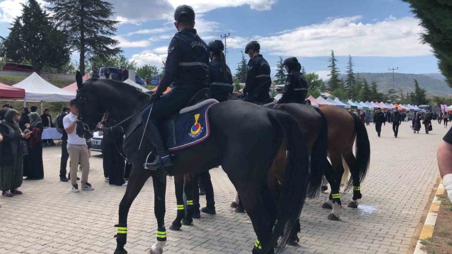 Yunus’un Diyarına Gelen Atlı Jandarmalar, Vatandaşların İlgisini Topladı