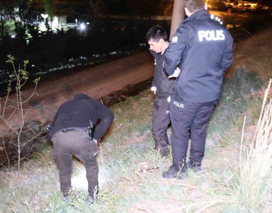 Aksaray’da Çalılar Arasında Tabanca Bulundu