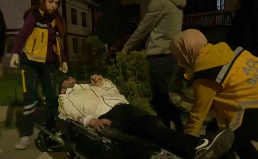 Virajı Alamayan Motosiklet Kaldırıma Çarptı: 2 Yaralı