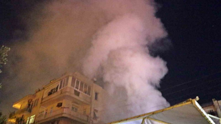 Gecekondu Alev Alev Yandı, Sokağa Dökülen Mahalleli Kediler İçin Gözyaşı Döktü