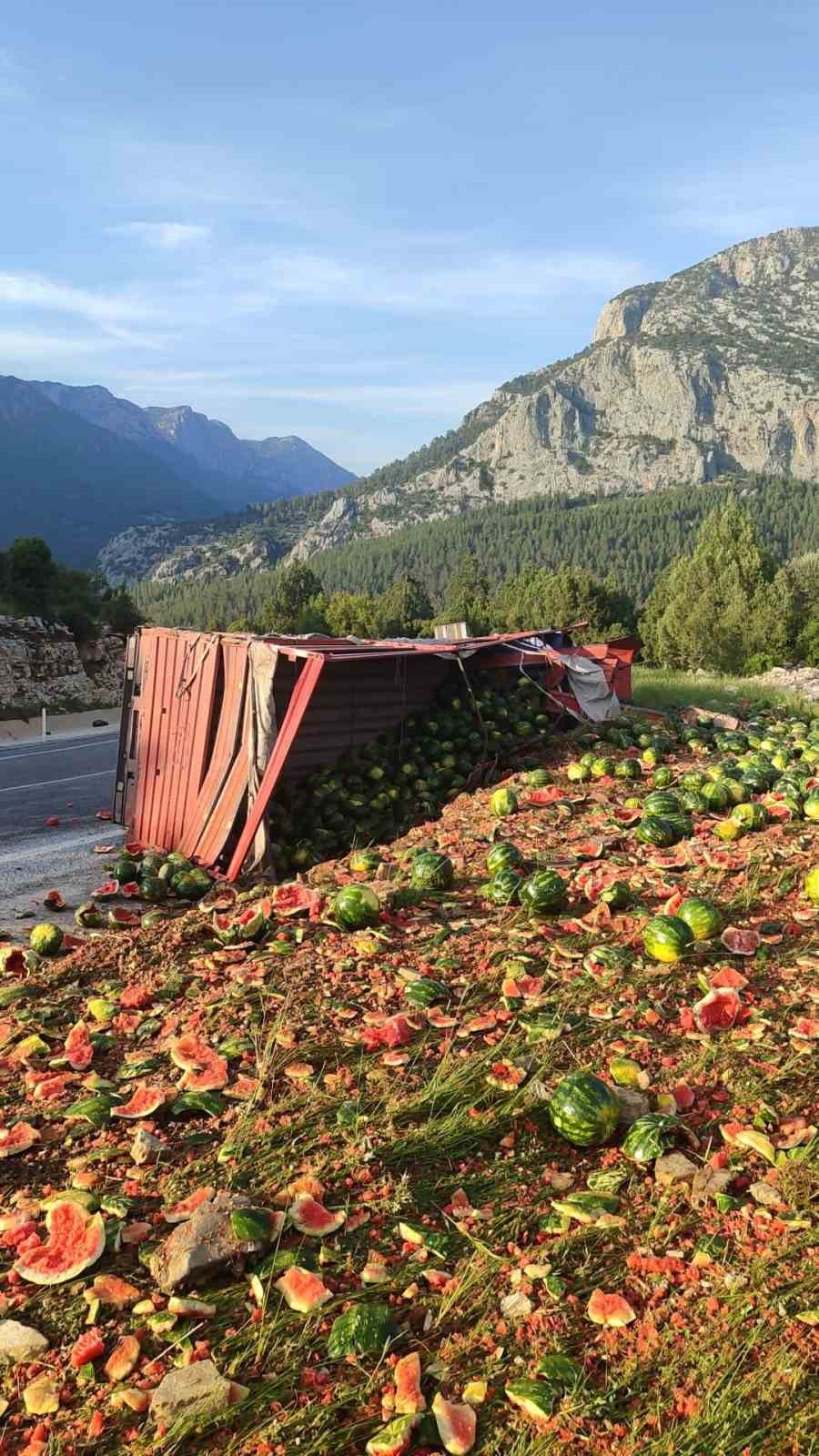 Antalya’da Karpuz Yüklü Kamyon Devrildi, Tonlarca Karpuz Yol Kenarına Savruldu