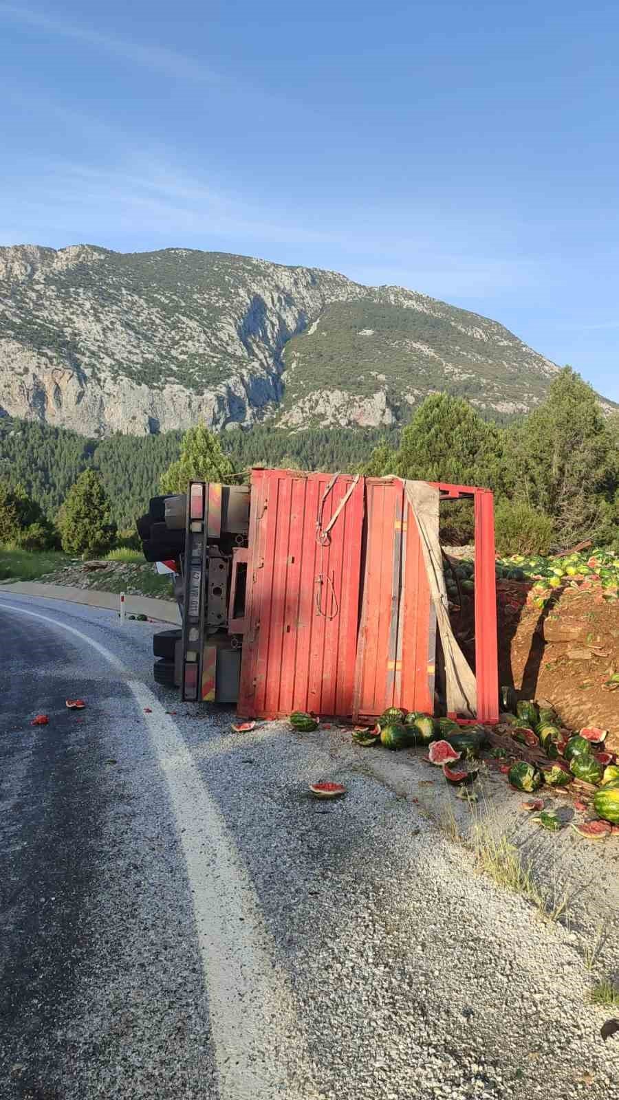 Antalya’da Karpuz Yüklü Kamyon Devrildi, Tonlarca Karpuz Yol Kenarına Savruldu