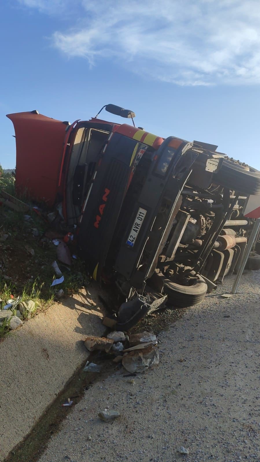 Antalya’da Karpuz Yüklü Kamyon Devrildi, Tonlarca Karpuz Yol Kenarına Savruldu