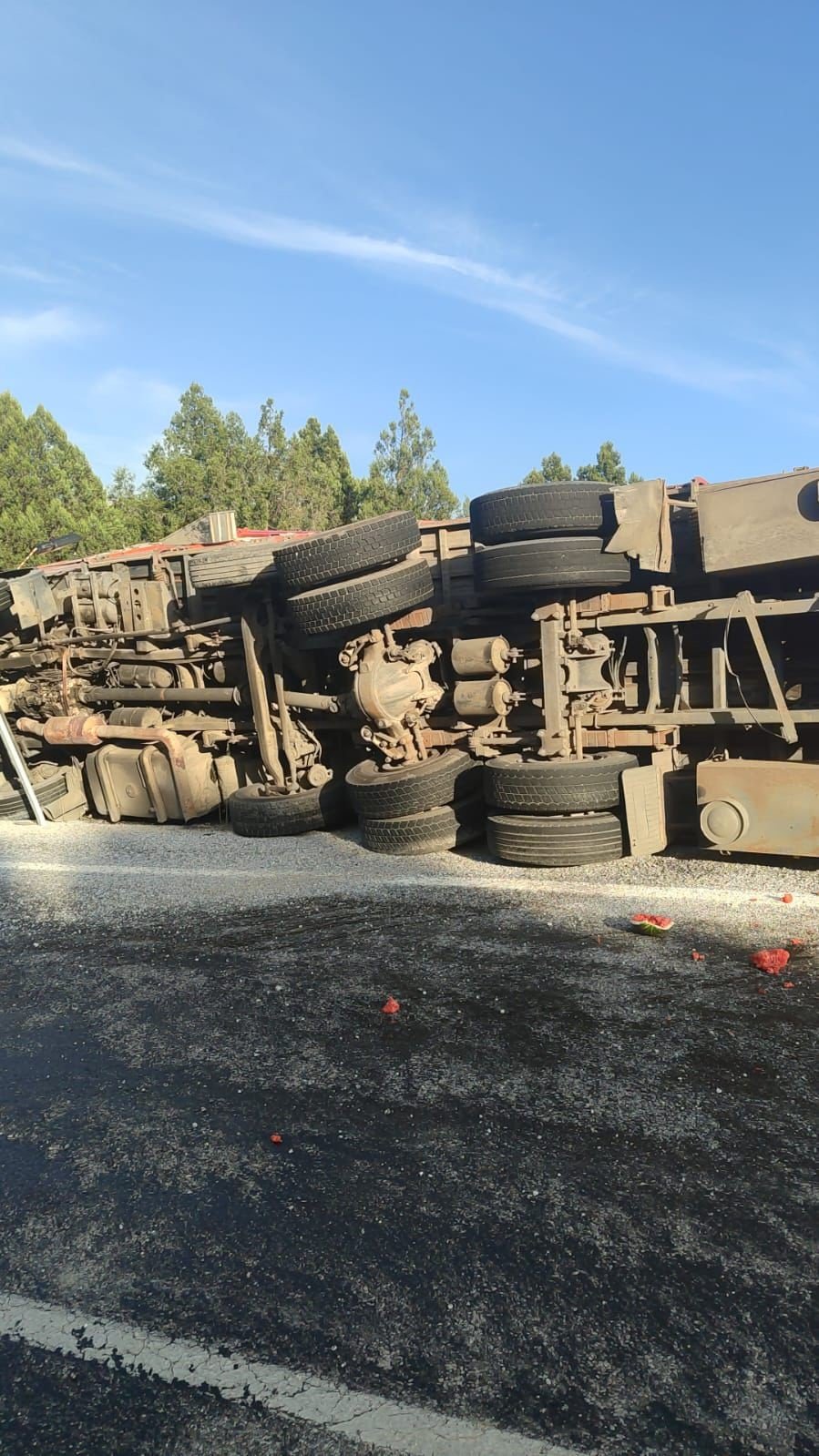 Antalya’da Karpuz Yüklü Kamyon Devrildi, Tonlarca Karpuz Yol Kenarına Savruldu