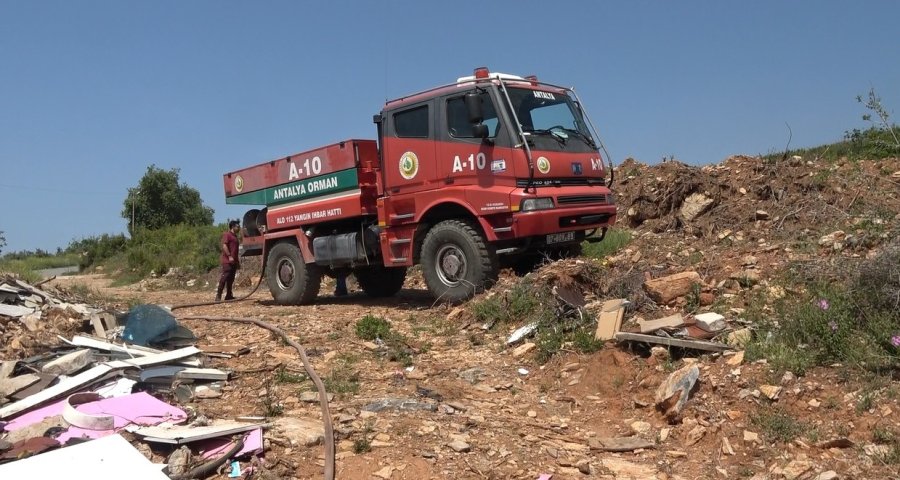 Alanya’da Makilik Alandaki Yangın Ormana Sıçramadan Söndürüldü