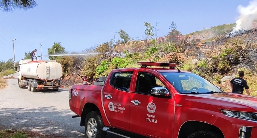 Alanya’da Makilik Alandaki Yangın Ormana Sıçramadan Söndürüldü