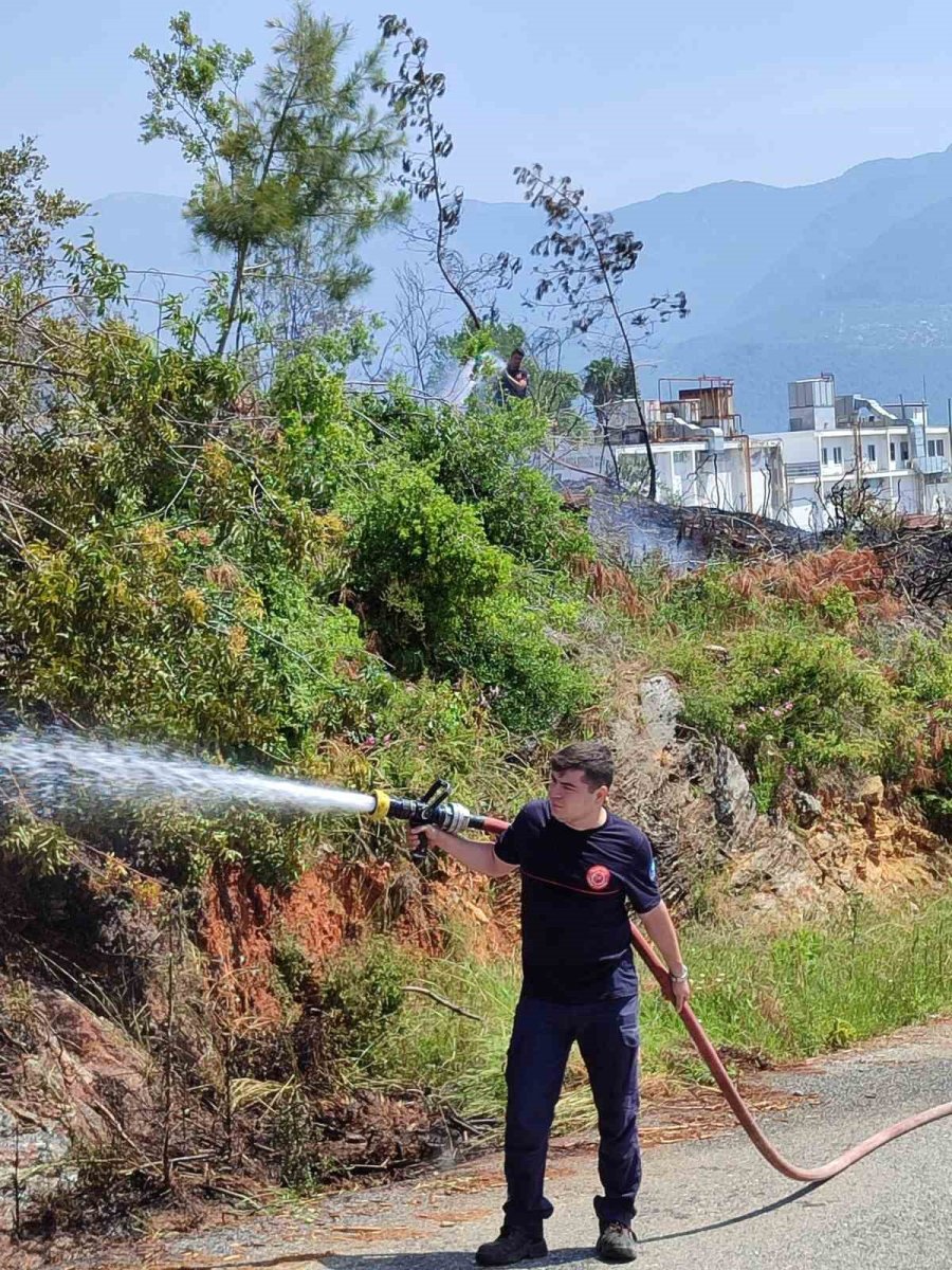 Alanya’da Makilik Alandaki Yangın Ormana Sıçramadan Söndürüldü