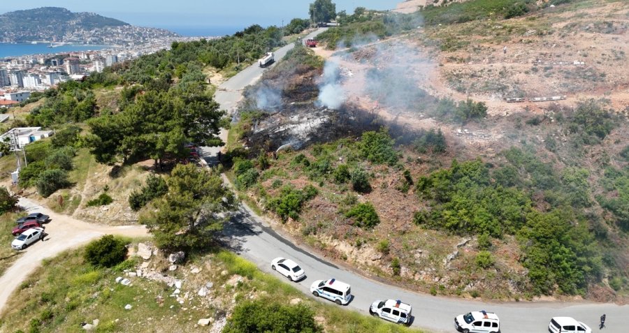 Alanya’da Makilik Alandaki Yangın Ormana Sıçramadan Söndürüldü