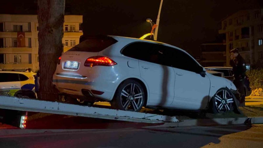 Alkollü Sürücü Ortalığı Savaş Alanına Çevirdi, Kazayı Yaralanmadan Atlattı