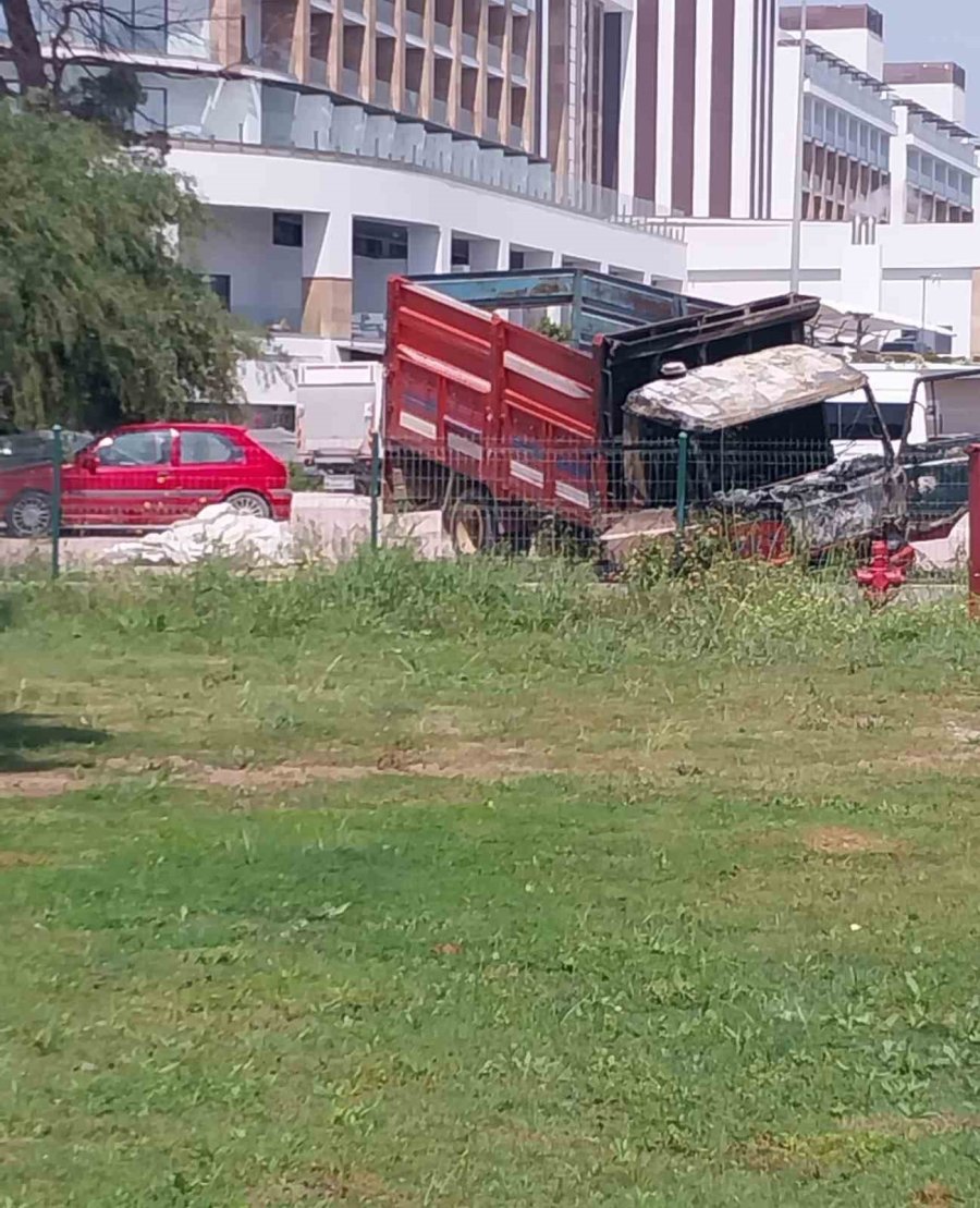 Kamyonette Çıkıp Çam Ağacına Sıçrayan Yangın Söndürüldü