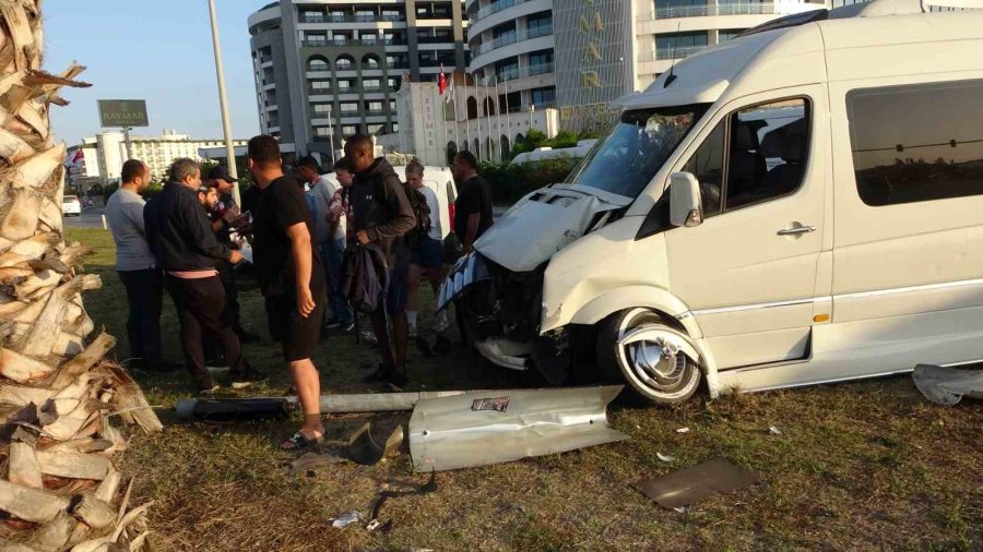 Hafif Ticari Araç İle Tur Aracı Çarpıştı, 3’ü Turist 4 Kişi Yaralandı