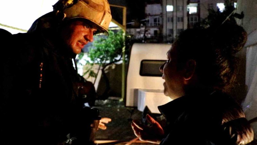 Gecekondu Alev Alev Yandı, Sokağa Dökülen Mahalleli Kediler İçin Gözyaşı Döktü