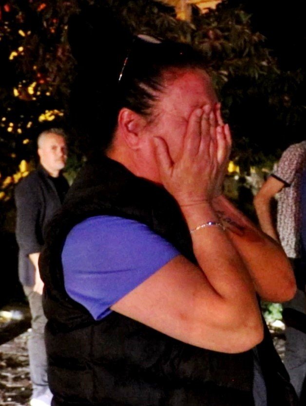 Gecekondu Alev Alev Yandı, Sokağa Dökülen Mahalleli Kediler İçin Gözyaşı Döktü