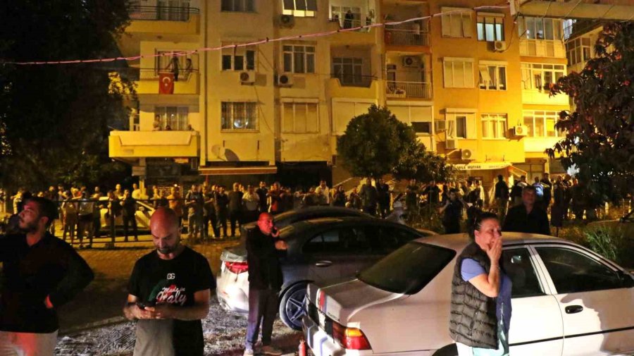 Gecekondu Alev Alev Yandı, Sokağa Dökülen Mahalleli Kediler İçin Gözyaşı Döktü