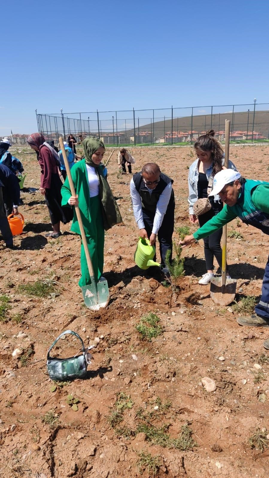 Büyükşehir, Pınarbaşı’daki Eğitim Yuvasına 2 Bin 500 Fidan Dikti