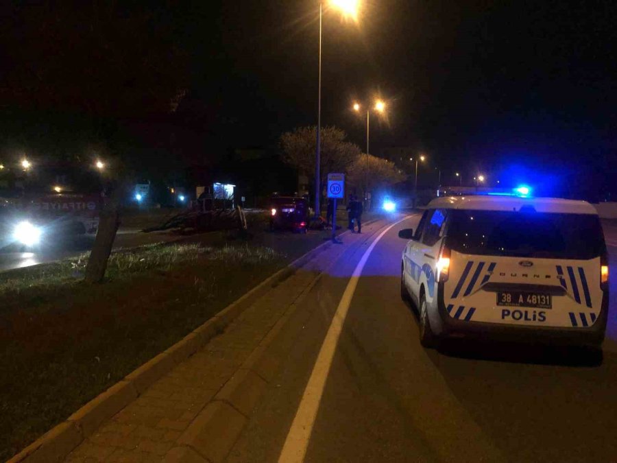 Kayseri’de Otomobil Ağaçlara Çarpıp Ters Döndü: 2 Yaralı