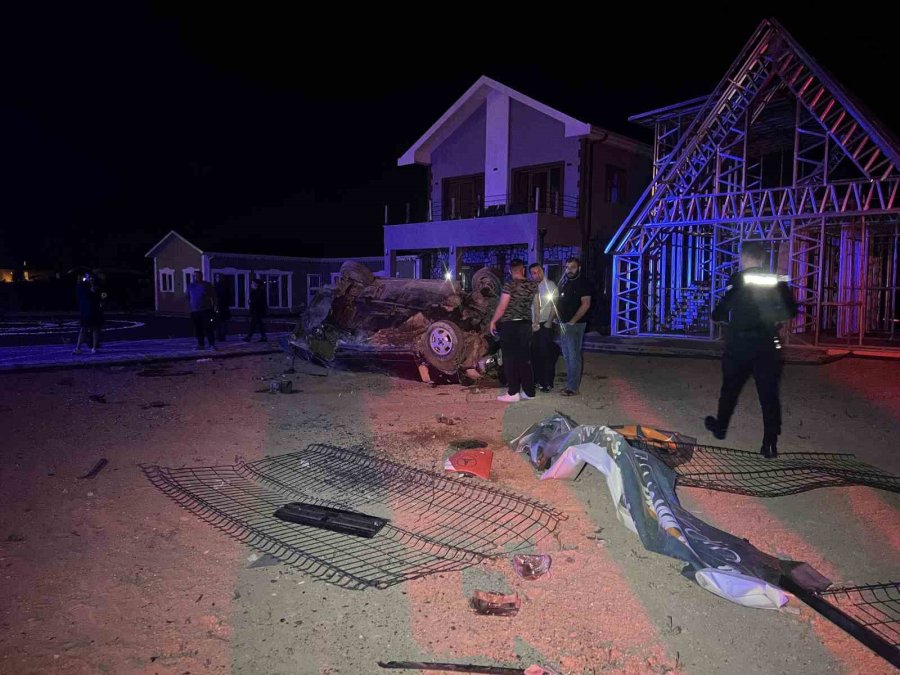 Otomobil Kamyona Çarpıp Bahçeye Uçtu: 2 Yaralı