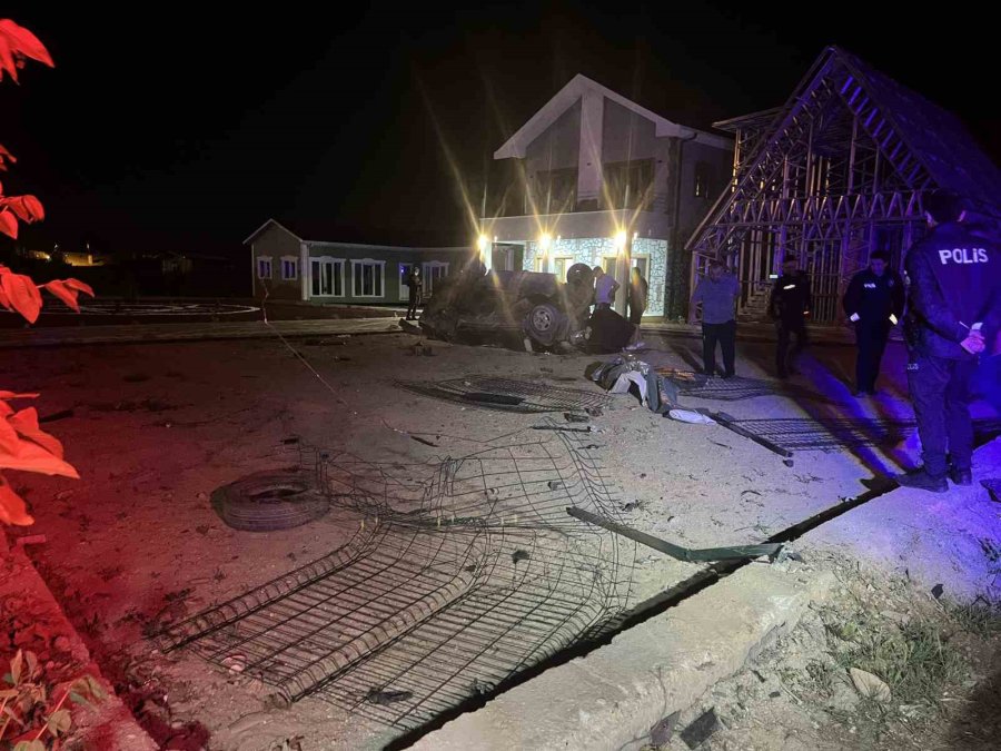 Otomobil Kamyona Çarpıp Bahçeye Uçtu: 2 Yaralı