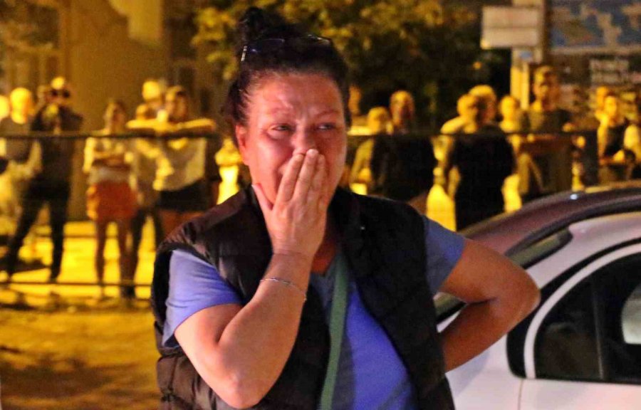 Gecekondu Alev Alev Yandı, Sokağa Dökülen Mahalleli Kediler İçin Gözyaşı Döktü