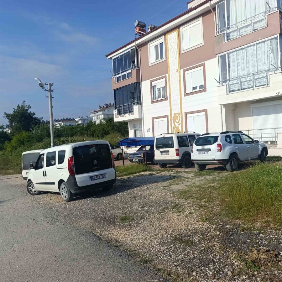 Camiye Gelen Eski Belediye Başkanına Büyük Şok: Bu Sefer Ayakkabı Değil, Otomobil Çalındı