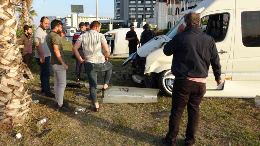 Hafif Ticari Araç İle Tur Aracı Çarpıştı, 3’ü Turist 4 Kişi Yaralandı