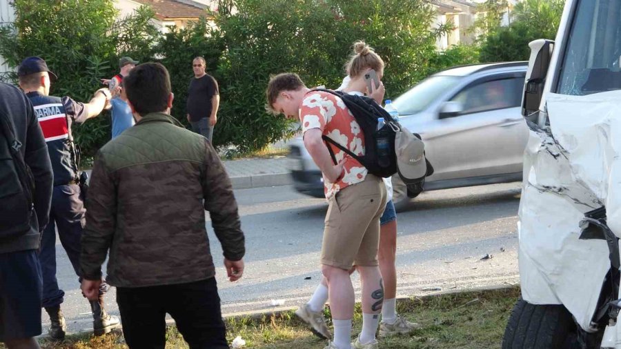 Hafif Ticari Araç İle Tur Aracı Çarpıştı, 3’ü Turist 4 Kişi Yaralandı