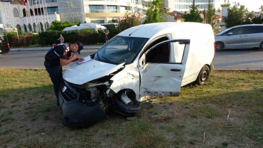 Hafif Ticari Araç İle Tur Aracı Çarpıştı, 3’ü Turist 4 Kişi Yaralandı