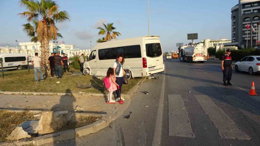 Hafif Ticari Araç İle Tur Aracı Çarpıştı, 3’ü Turist 4 Kişi Yaralandı