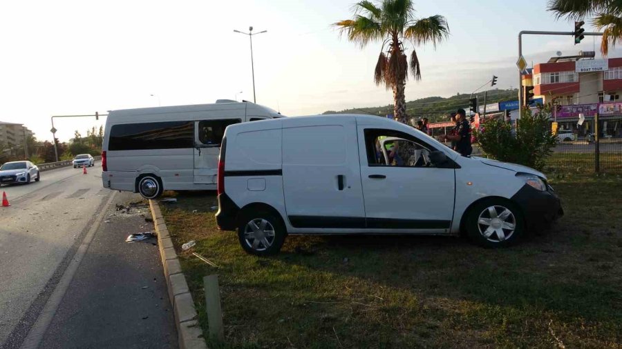 Hafif Ticari Araç İle Tur Aracı Çarpıştı, 3’ü Turist 4 Kişi Yaralandı