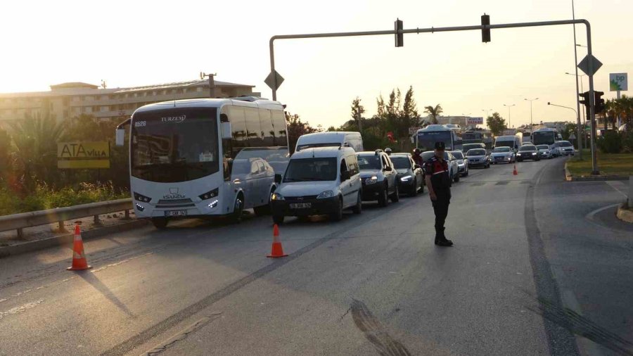 Hafif Ticari Araç İle Tur Aracı Çarpıştı, 3’ü Turist 4 Kişi Yaralandı
