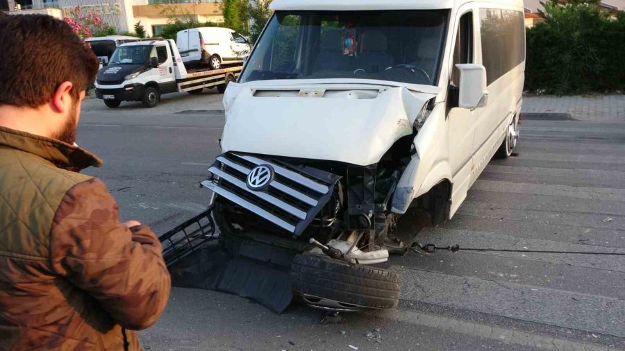 Hafif Ticari Araç İle Tur Aracı Çarpıştı, 3’ü Turist 4 Kişi Yaralandı