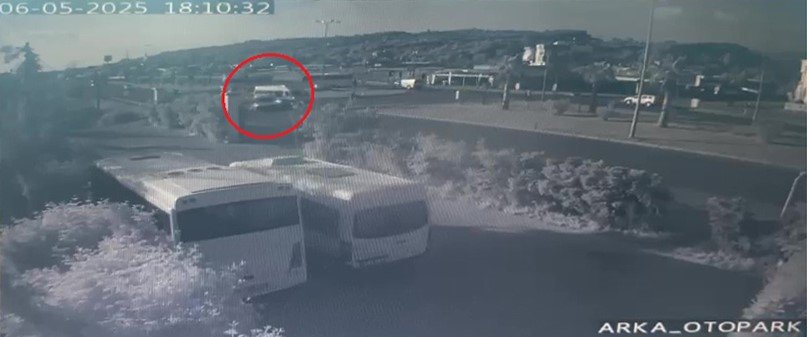 Hafif Ticari Araç İle Tur Aracı Çarpıştı, 3’ü Turist 4 Kişi Yaralandı