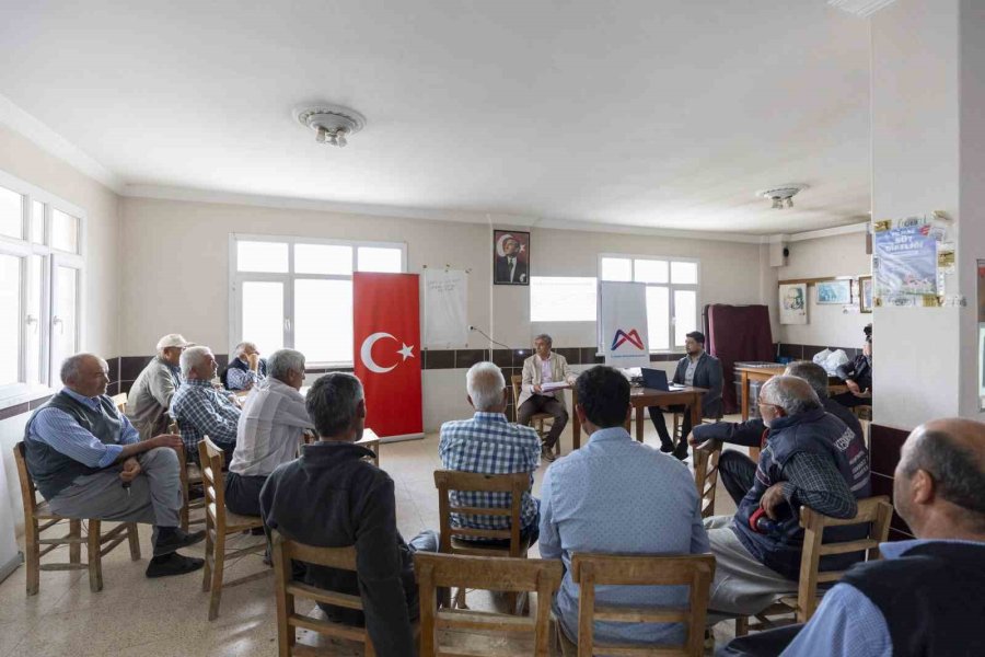 Mersin’de Üreticilere Damlama Sulama Sistemi Anlatılıyor