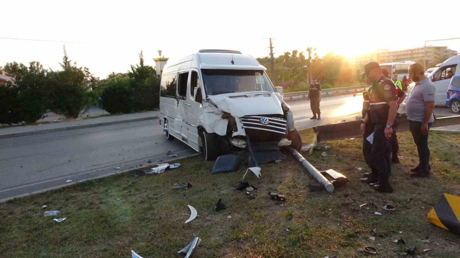 Hafif Ticari Araç İle Tur Aracı Çarpıştı, 3’ü Turist 4 Kişi Yaralandı
