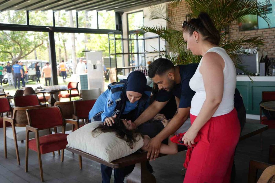 Konyaaltı Sahilinde Kıyı İşgali Denetimi Gerginliğe Dönüştü, Bazı Çalışanlar Fenalaştı