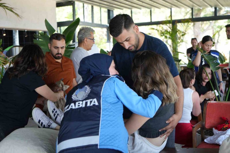 Konyaaltı Sahilinde Kıyı İşgali Denetimi Gerginliğe Dönüştü, Bazı Çalışanlar Fenalaştı