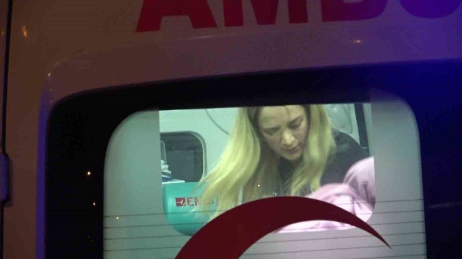 Kazada Yaralanan Kişiyi Hayatta Tutmak İçin Dakikalarca Kalp Masajı Yapıp Zamanla Yarıştılar