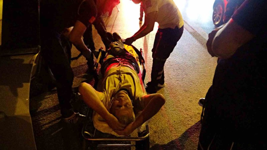 Kazada Yaralanan Kişiyi Hayatta Tutmak İçin Dakikalarca Kalp Masajı Yapıp Zamanla Yarıştılar